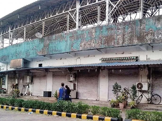 Due to the huge rents, commercial sludge dew | अवाढव्य भाडेदरामुळे व्यावसायिक गाळे ओस Due to the huge rents, commercial sludge dew | अवाढव्य भाडेदरामुळे व्यावसायिक गाळे ओस