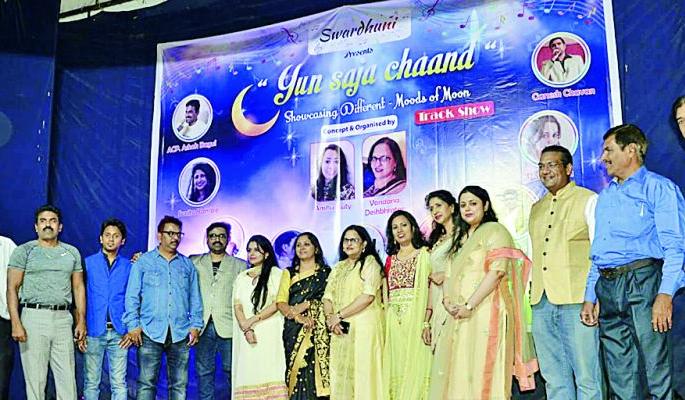 The moon turned out in the street today ... | गली मे आज चाँद निकला...