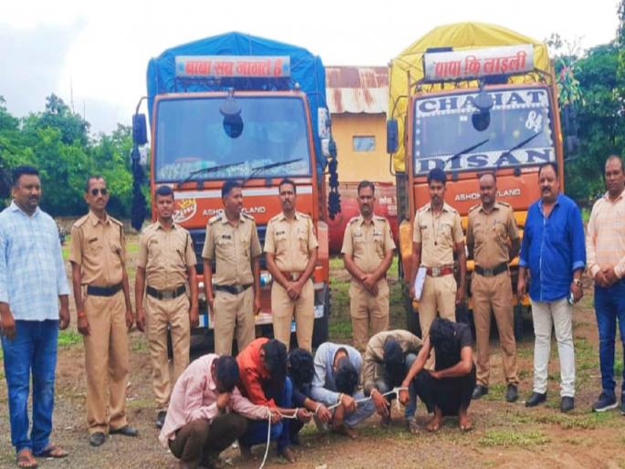 10 Tons of Garlic Loot Revealed; Complaining driver-cleaner along with six arrested | १० टन लसूण लुटल्याचा बनाव उघड; अवघ्या ६ तासांत चालक- क्लिनरसह सहाजण अटकेत 10 Tons of Garlic Loot Revealed; Complaining driver-cleaner along with six arrested | १० टन लसूण लुटल्याचा बनाव उघड; अवघ्या ६ तासांत चालक- क्लिनरसह सहाजण अटकेत