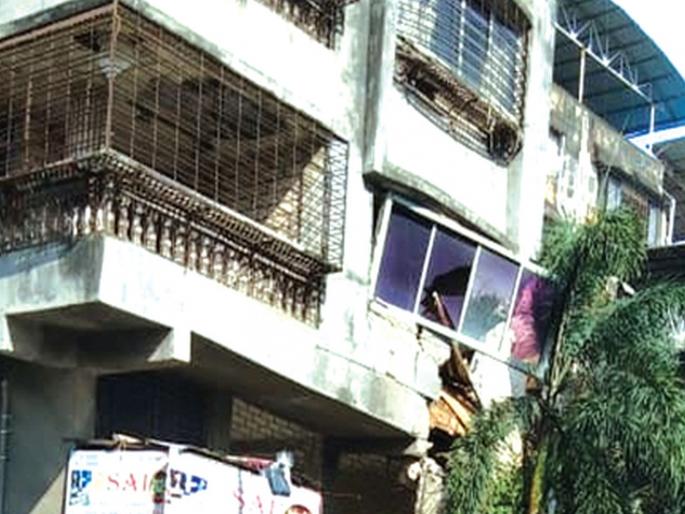 The gallery of the building collapsed | इमारतीची गॅलरी कोसळली; उल्हासनगरमधील घटना The gallery of the building collapsed | इमारतीची गॅलरी कोसळली; उल्हासनगरमधील घटना