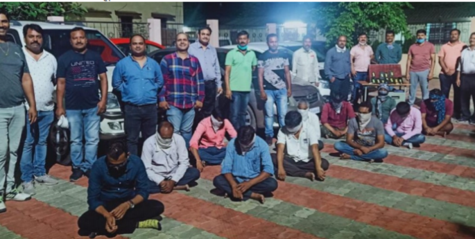 Raid on Wardha Road: 11 gamblers arrested | वर्धा मार्गावरील धाब्यावर छापा : ११ जुगाऱ्यांना रंगेहाथ अटक