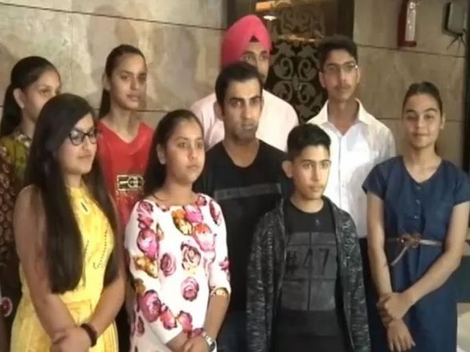 gautam gambhir meet family members of martyrs invite to watch ipl | गौतम गंभीर शहीदांच्या घरी! शिक्षणाचा खर्च उचलल्यानंतर आता मॅच पाहायला येण्याचं निमंत्रण gautam gambhir meet family members of martyrs invite to watch ipl | गौतम गंभीर शहीदांच्या घरी! शिक्षणाचा खर्च उचलल्यानंतर आता मॅच पाहायला येण्याचं निमंत्रण