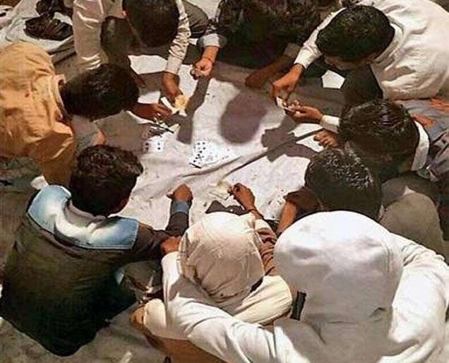 Shops in Solapur closed ... card game continues; Crimes filed against ten traders | सोलापुरातील दुकानं बंद... पत्त्यांचा खेळ मात्र सुरू; दहा व्यापाऱ्यांवर गुन्हा दाखल Shops in Solapur closed ... card game continues; Crimes filed against ten traders | सोलापुरातील दुकानं बंद... पत्त्यांचा खेळ मात्र सुरू; दहा व्यापाऱ्यांवर गुन्हा दाखल