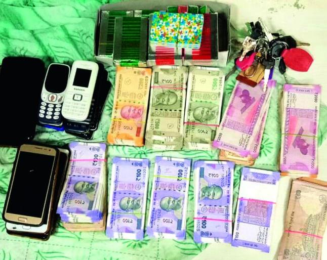 Raid: 23 gamblers arrested, seized Rs9.90 lakhs | धाड : २३ जुगाऱ्यांना अटक,९.९० लाखांचा ऐवज जप्त Raid: 23 gamblers arrested, seized Rs9.90 lakhs | धाड : २३ जुगाऱ्यांना अटक,९.९० लाखांचा ऐवज जप्त