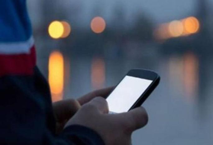 Childhood due to childhood in childhood, children on the Net for hours: Ranavenaan's fun | मोबाईलमुळं हरवलं सुटीतलं बालपण, मुलं तासन्तास नेटवर : रानावनातील मजा ठरलीय दुरापास्त Childhood due to childhood in childhood, children on the Net for hours: Ranavenaan's fun | मोबाईलमुळं हरवलं सुटीतलं बालपण, मुलं तासन्तास नेटवर : रानावनातील मजा ठरलीय दुरापास्त