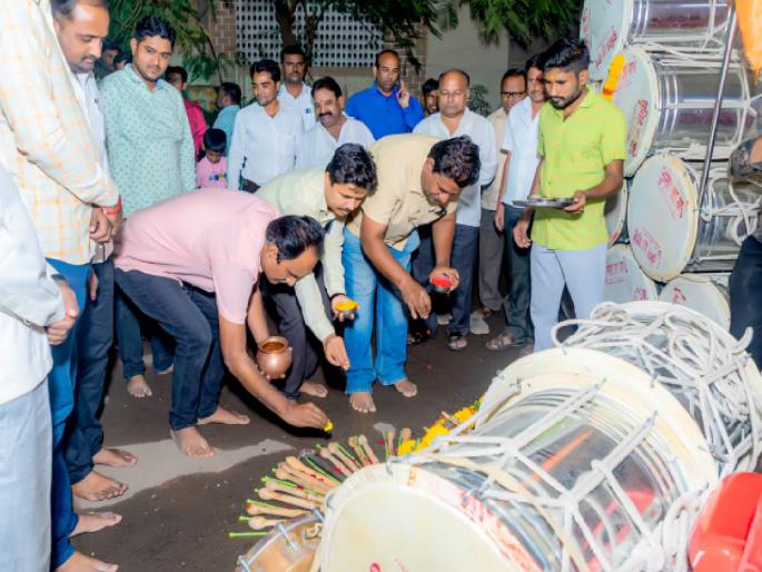 Preparations for the arrival of Ganapati Festival in Latur | ‘श्रीं’च्या आगमनाची जय्यत तयारी सुरू... लातुरातील मंडळाचा पुढाकार Preparations for the arrival of Ganapati Festival in Latur | ‘श्रीं’च्या आगमनाची जय्यत तयारी सुरू... लातुरातील मंडळाचा पुढाकार