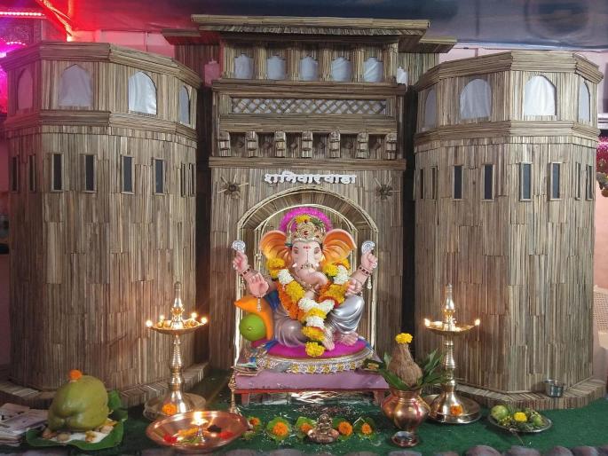eco friendly shaniwar wada decoration for ganpati bappa in mumbai | Ganesh Festival 2019 : बाप्पासाठी घरात साकारला साडेपाच फुटांचा इकोफ्रेंडली शनिवारवाडा eco friendly shaniwar wada decoration for ganpati bappa in mumbai | Ganesh Festival 2019 : बाप्पासाठी घरात साकारला साडेपाच फुटांचा इकोफ्रेंडली शनिवारवाडा