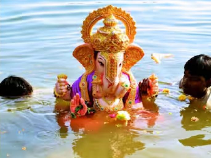 Immersion of about 17 thousand household Ganpatis for one and a half days in Sindhudurg district | दीड दिवसाच्या गणरायांना निरोप, सिंधुदुर्ग जिल्ह्यात ठिकठिकाणी उशिरापर्यंत मिरवणूक Immersion of about 17 thousand household Ganpatis for one and a half days in Sindhudurg district | दीड दिवसाच्या गणरायांना निरोप, सिंधुदुर्ग जिल्ह्यात ठिकठिकाणी उशिरापर्यंत मिरवणूक