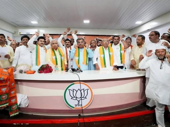 Incoming continues in BJP; After 29 years, former MLA Sitaram Ghandat holds 'Kamal' again | भाजपामध्ये इनकमिंग सुरूच; २९ वर्षानंतर माजी आमदार सीताराम घनदाटांच्या हाती पुन्हा 'कमळ' Incoming continues in BJP; After 29 years, former MLA Sitaram Ghandat holds 'Kamal' again | भाजपामध्ये इनकमिंग सुरूच; २९ वर्षानंतर माजी आमदार सीताराम घनदाटांच्या हाती पुन्हा 'कमळ'