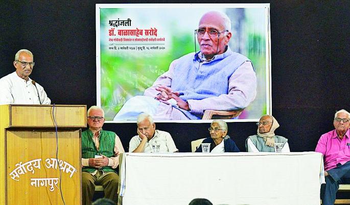 Balasaheb is a real citizen of Gandhi's dream: Leelatai Chitale | गांधींच्या स्वप्नातील खरा नागरिक म्हणजे बाळासाहेब  : लीलाताई चितळे