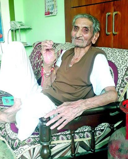 Gandhiji said, "Can't the bull run without a trumpet?" | गांधीजी म्हणाले, तुतारी न टोचता बैल हाकता येणार नाही का Gandhiji said, "Can't the bull run without a trumpet?" | गांधीजी म्हणाले, तुतारी न टोचता बैल हाकता येणार नाही का