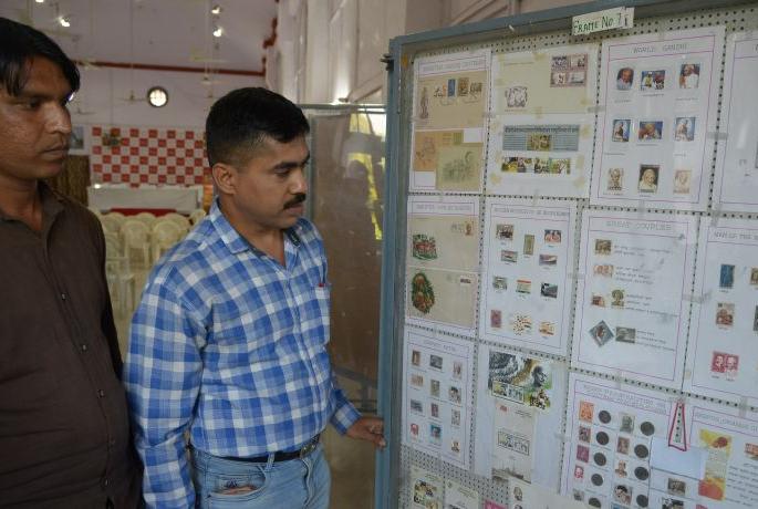 5000 postal literature from 163 countries on Gandhiji in Nagpur | नागपुरात गांधीजींवर १६३ देशांचे ५००० वर टपाल साहित्य 5000 postal literature from 163 countries on Gandhiji in Nagpur | नागपुरात गांधीजींवर १६३ देशांचे ५००० वर टपाल साहित्य