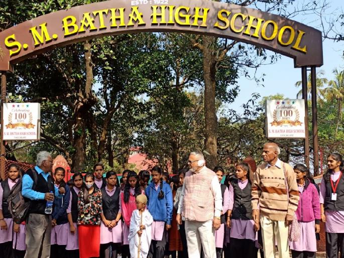Mahatma Gandhi was greeted on the street after being denied entry to Batha High School auditorium, Gandhi lovers were angry in Satara | बाथा हायस्कूल सभागृहात प्रवेश नाकारल्याने महात्मा गांधींना रस्त्यावरच अभिवादन, साताऱ्यात गांधीप्रेमी संतप्त Mahatma Gandhi was greeted on the street after being denied entry to Batha High School auditorium, Gandhi lovers were angry in Satara | बाथा हायस्कूल सभागृहात प्रवेश नाकारल्याने महात्मा गांधींना रस्त्यावरच अभिवादन, साताऱ्यात गांधीप्रेमी संतप्त