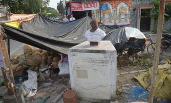 Ignoring the images of Mahatma Gandhi in Nagpur | नागपुरात महात्मा गांधींच्या प्रतिमांची उपेक्षा Ignoring the images of Mahatma Gandhi in Nagpur | नागपुरात महात्मा गांधींच्या प्रतिमांची उपेक्षा