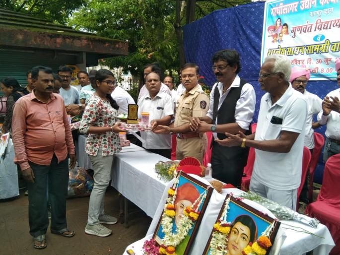 felicitation of students and distribution of school materials by gandhi sagar udyan sanstha | गांधीसागर संस्थेतर्फे विद्यार्थ्यांचा सत्कार व शालेय साहित्याचे वाटप  felicitation of students and distribution of school materials by gandhi sagar udyan sanstha | गांधीसागर संस्थेतर्फे विद्यार्थ्यांचा सत्कार व शालेय साहित्याचे वाटप