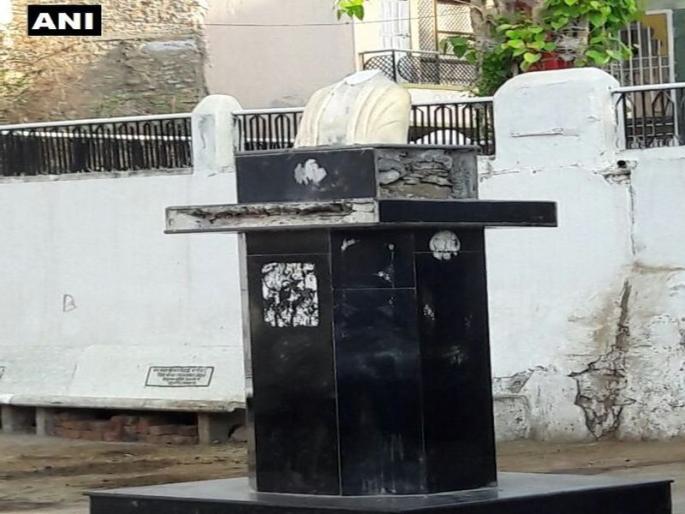 Mahatma Gandhi's statue has been defamed in rajasthan | महात्मा गांधींच्या पुतळ्याची विटंबना; लोकांमध्ये संताप Mahatma Gandhi's statue has been defamed in rajasthan | महात्मा गांधींच्या पुतळ्याची विटंबना; लोकांमध्ये संताप