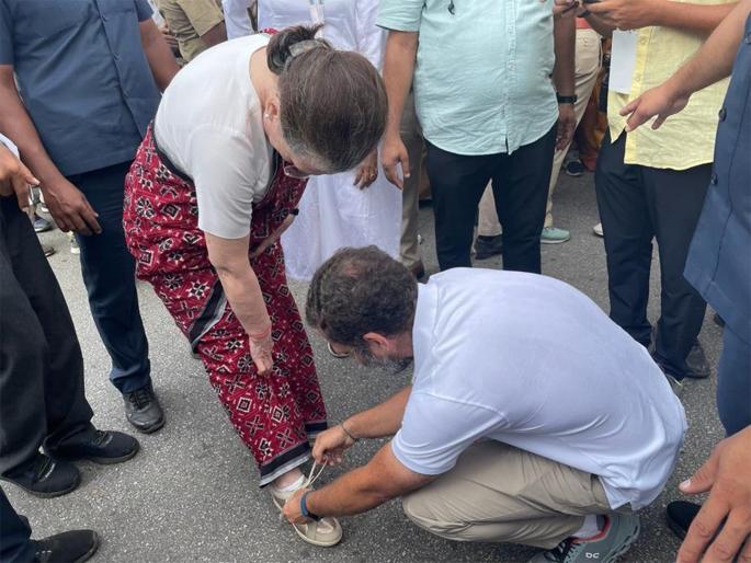sonia gandhi joins bharat jodo yatra with rahul gandhi in karnataka photo viral | राहुल गांधींचं मातृप्रेम, भारत जोडो यात्रेमध्ये आईसाठी बनले श्रावण बाळ; फोटो व्हायरल sonia gandhi joins bharat jodo yatra with rahul gandhi in karnataka photo viral | राहुल गांधींचं मातृप्रेम, भारत जोडो यात्रेमध्ये आईसाठी बनले श्रावण बाळ; फोटो व्हायरल