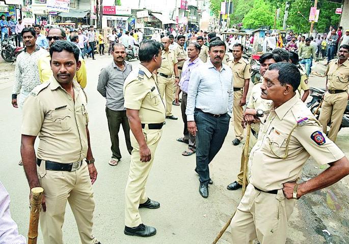 Tension in Gandhibag in Nagpur on construction of religious site | धार्मिक स्थळाच्या बांधकामावरून नागपुरातील गांधीबागमध्ये तणाव Tension in Gandhibag in Nagpur on construction of religious site | धार्मिक स्थळाच्या बांधकामावरून नागपुरातील गांधीबागमध्ये तणाव