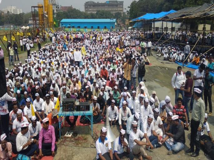 Government employees Gandhiri style agitation On Azad Maidan In Mumbai | हातात झाडू घेऊन शासकीय कर्मचाऱ्यांचे आत्मक्लेश आंदोलन Government employees Gandhiri style agitation On Azad Maidan In Mumbai | हातात झाडू घेऊन शासकीय कर्मचाऱ्यांचे आत्मक्लेश आंदोलन