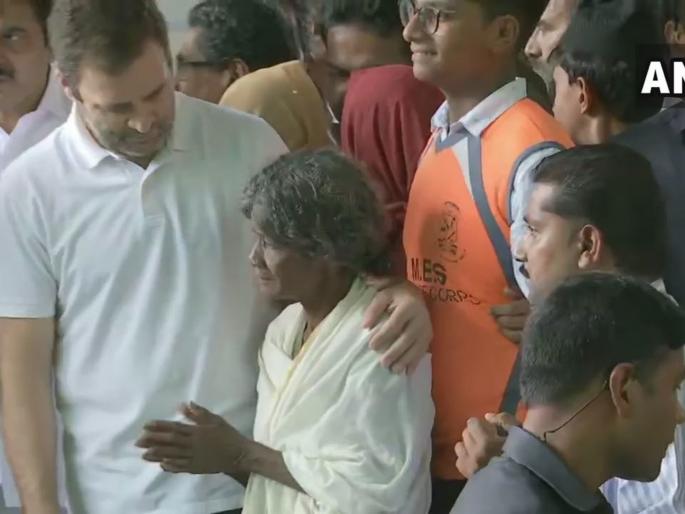 Rahul Gandhi has been visiting visiting relief camps and reviewing relief operations in his constituency. | राहुल गांधींनी मतदारसंघातील पूरग्रस्तांची भेट घेतली, मोदींसोबत 'फोन पे चर्चा' Rahul Gandhi has been visiting visiting relief camps and reviewing relief operations in his constituency. | राहुल गांधींनी मतदारसंघातील पूरग्रस्तांची भेट घेतली, मोदींसोबत 'फोन पे चर्चा'