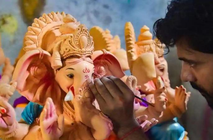 30 crore hit to sculptors in Nagpur | नागपुरातील मूर्तिकारांना ३० कोटींचा फटका 30 crore hit to sculptors in Nagpur | नागपुरातील मूर्तिकारांना ३० कोटींचा फटका