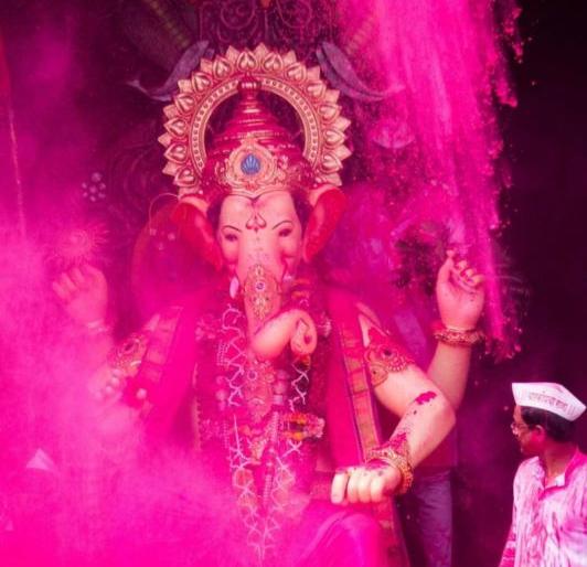In the Ganeshotsav, Gulal sprinkling is one crore | गणेशोत्सवात गुलालाची उधळण एक कोटींची 