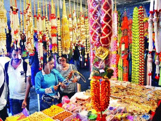 Sajli market for the Ganaraya, the emphasis on the environment through the thermoclocking | गणरायासाठी सजली बाजारपेठ, थर्माकोलबंदीमुळे पर्यावरणपूरकवर मंडळांचा भर