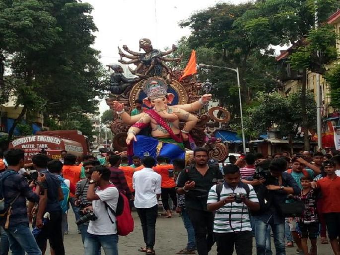 'Shree' Ganesha of the coming enters of lord Ganesha | मुंबापुरीत आगमन सोहळ्यांचा ‘श्री’ गणेशा 'Shree' Ganesha of the coming enters of lord Ganesha | मुंबापुरीत आगमन सोहळ्यांचा ‘श्री’ गणेशा