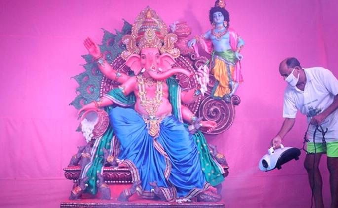 No Ganeshotsav procession this year too: Idols of circles up to 4 feet | यंदाही गणेशोत्सवाच्या मिरवणुका नाहीच : मंडळांची मूर्ती ४ फुटांपर्यंतच No Ganeshotsav procession this year too: Idols of circles up to 4 feet | यंदाही गणेशोत्सवाच्या मिरवणुका नाहीच : मंडळांची मूर्ती ४ फुटांपर्यंतच