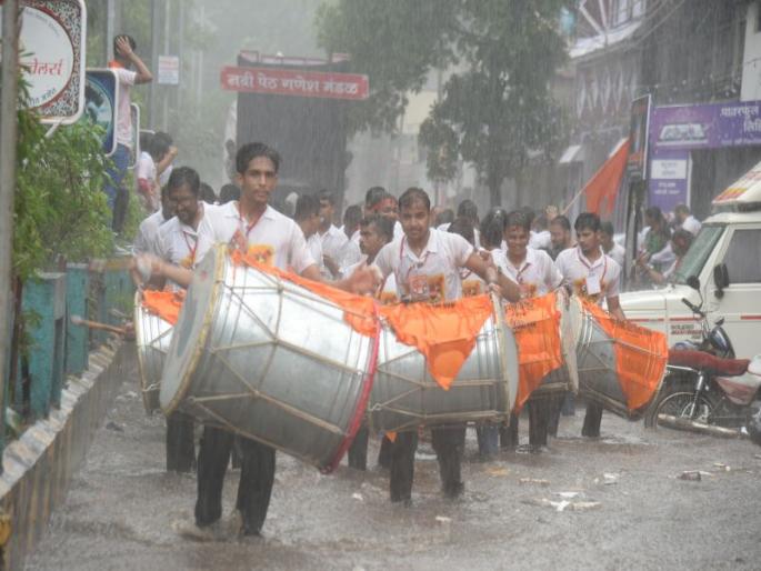 ganesh aagmanat musaladhar paus | वरुणराजाचा ‘बाप्पावर’ जलाभिषेक