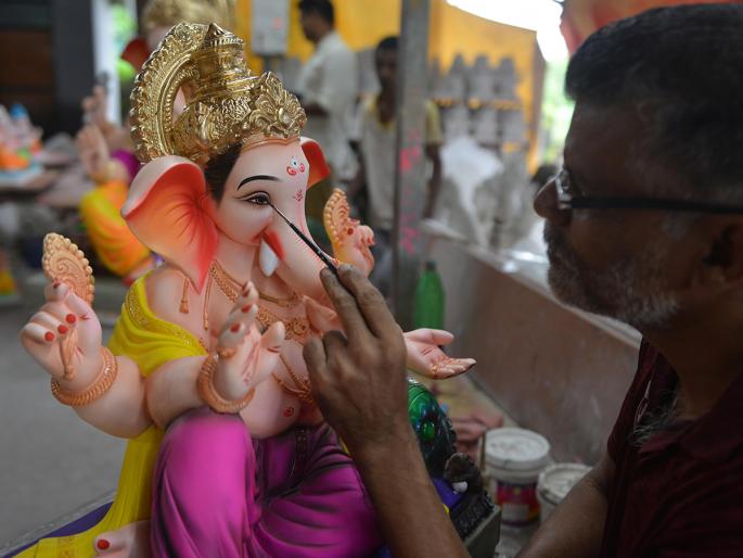 Even the republics will arrive in the palace from the pits; Anger among the devotees | वाड्यात यंदाही गणरायांचे आगमन होणार खड्ड्यांतूनच; भक्तांमध्ये नाराजी Even the republics will arrive in the palace from the pits; Anger among the devotees | वाड्यात यंदाही गणरायांचे आगमन होणार खड्ड्यांतूनच; भक्तांमध्ये नाराजी