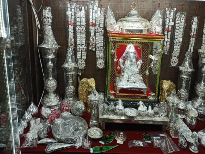 gold material use foe welcome Ganaraya crown and ornaments are also of silver | गणरायाच्या स्वागताला सोन्याचे गजराज; मुकूट अन् अलंकारांनाही झळाळी चांदीची gold material use foe welcome Ganaraya crown and ornaments are also of silver | गणरायाच्या स्वागताला सोन्याचे गजराज; मुकूट अन् अलंकारांनाही झळाळी चांदीची