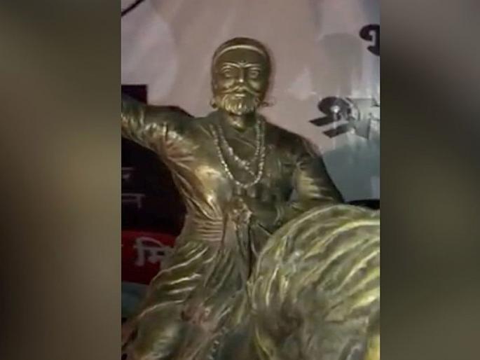 statue removed sambhaji maharaj in sambhaji garden | संभाजी उद्यानात रात्री बसविलेला पुतळा पोलिसांनी हटविला statue removed sambhaji maharaj in sambhaji garden | संभाजी उद्यानात रात्री बसविलेला पुतळा पोलिसांनी हटविला