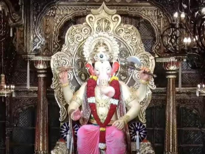 The first darshan of the king of Lalbagh in Mumbai! A large crowd of devotees for darshan | मुंबईत लालबागच्या राजाचं पहिलं दर्शन! दर्शनासाठी भाविकांची मोठी गर्दी The first darshan of the king of Lalbagh in Mumbai! A large crowd of devotees for darshan | मुंबईत लालबागच्या राजाचं पहिलं दर्शन! दर्शनासाठी भाविकांची मोठी गर्दी