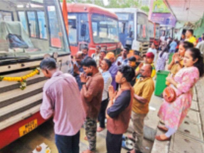 Oh Maharaja, please take care of yourself..., Konkan residents leave Mumbai for their village by ST, complaining | बा महाराजा, सुखरूप ने रे..., गाऱ्हाणे घालत मुंबईतून कोकणवासीय एसटीने गावाकडे झाले रवाना Oh Maharaja, please take care of yourself..., Konkan residents leave Mumbai for their village by ST, complaining | बा महाराजा, सुखरूप ने रे..., गाऱ्हाणे घालत मुंबईतून कोकणवासीय एसटीने गावाकडे झाले रवाना