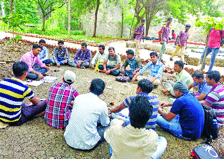 Lessons of competitive examination in unimaginable school; Unique work of teacher in Solapur | बिनभिंतीच्या शाळेत स्पर्धा परीक्षेचे धडे; सोलापुरातील शिक्षकाचे अनोखे कार्य Lessons of competitive examination in unimaginable school; Unique work of teacher in Solapur | बिनभिंतीच्या शाळेत स्पर्धा परीक्षेचे धडे; सोलापुरातील शिक्षकाचे अनोखे कार्य