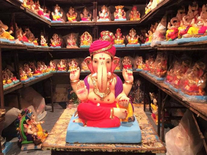 Ganapati Bappa of Pen went to foreign as Fifth batch of five thousand idols left for Canada, America | पेणचे गणपती बाप्पा गेले फॉरेनला... पाच हजार मूर्तींची पाचवी खेप कॅनडा, अमेरिकेला रवाना Ganapati Bappa of Pen went to foreign as Fifth batch of five thousand idols left for Canada, America | पेणचे गणपती बाप्पा गेले फॉरेनला... पाच हजार मूर्तींची पाचवी खेप कॅनडा, अमेरिकेला रवाना