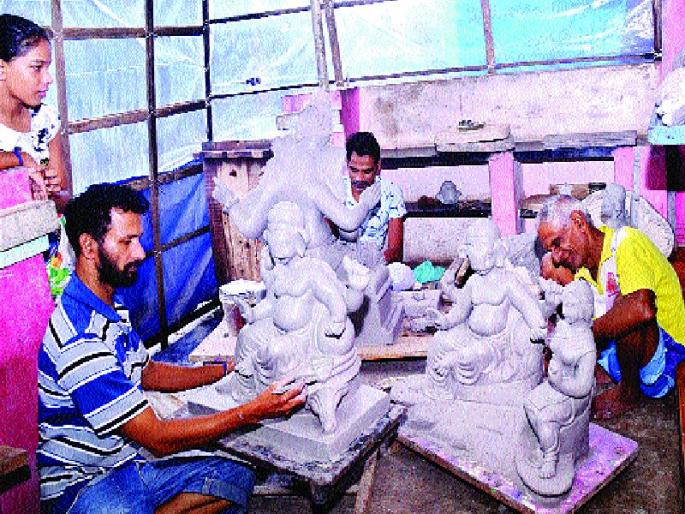 Sculptor in trouble due to uninterrupted power supply | सततच्या खंडित वीजपुरवठ्यामुळे मूर्तिकार अडचणीत