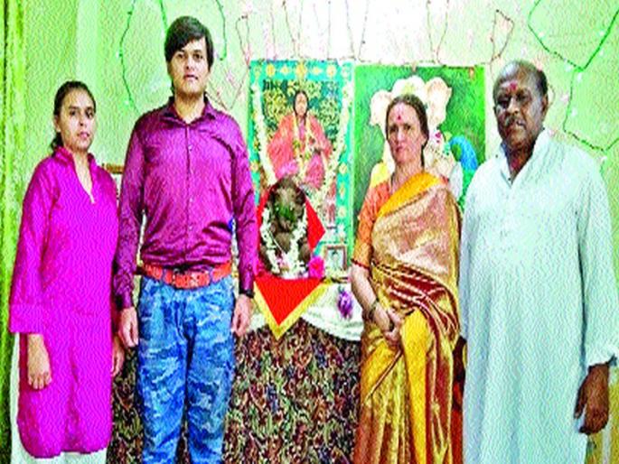 Russian born, a Christian by religion is still a Ganesh devotee; Establishment of eco-friendly Ganesh idol | जन्माने रशियन, धर्माने ख्रिश्चन तरीही गणेशभक्त; पर्यावरणपूरक गणेशमूर्तीची स्थापना Russian born, a Christian by religion is still a Ganesh devotee; Establishment of eco-friendly Ganesh idol | जन्माने रशियन, धर्माने ख्रिश्चन तरीही गणेशभक्त; पर्यावरणपूरक गणेशमूर्तीची स्थापना