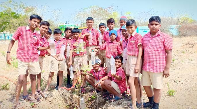One thousand plants blooming on empty water flowing through vacant bottles | रिकाम्या बाटल्यांमधून पडणाºया थेंबभर पाण्यावर फुलू लागली एक हजार झाडे One thousand plants blooming on empty water flowing through vacant bottles | रिकाम्या बाटल्यांमधून पडणाºया थेंबभर पाण्यावर फुलू लागली एक हजार झाडे