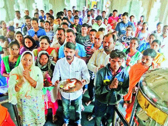 Welcome to the New Year in 'Vighnahara' | ‘विघ्नहरा’च्या दर्शनाने नववर्षाचे स्वागत  Welcome to the New Year in 'Vighnahara' | ‘विघ्नहरा’च्या दर्शनाने नववर्षाचे स्वागत