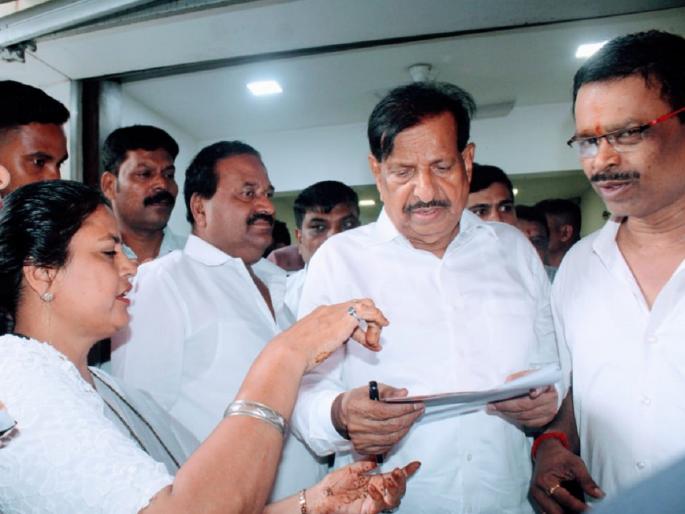 Ganesh Naik demands that the government should redevelop the slums | झोपडपट्ट्यांचा पुनर्विकास शासनानेच करावा, गणेश नाईक यांची मागणी Ganesh Naik demands that the government should redevelop the slums | झोपडपट्ट्यांचा पुनर्विकास शासनानेच करावा, गणेश नाईक यांची मागणी