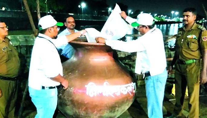 Ganesha festival gathers over 5 tonnes | गणेशोत्सवात गोळा होते ३५० टनाच्यावर निर्माल्य : निर्माल्यातून खतनिर्मितीला चालना