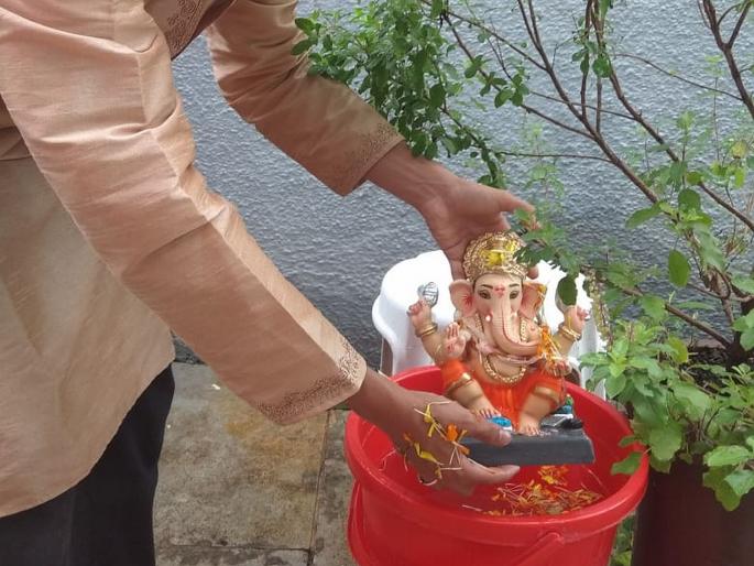 Immerse hundreds of Ganesh idols in Nashik in the backyard | नाशिकमध्ये शेकडो गणेश मूर्तींचे घराच्या अंगणातच विसर्जन Immerse hundreds of Ganesh idols in Nashik in the backyard | नाशिकमध्ये शेकडो गणेश मूर्तींचे घराच्या अंगणातच विसर्जन