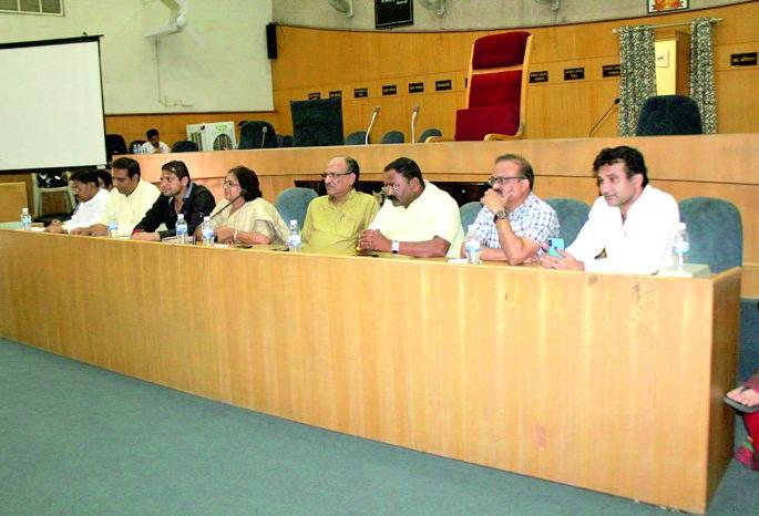 Free place for sale on shadow and dung idols | शाडू व शेणाच्या मूर्ती विक्रीसाठी नि:शुल्क जागा