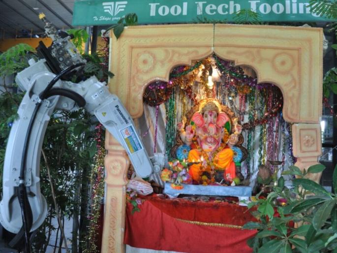 Look at that! Ganesha's arti at the hands of Robot is done in Aurangabad | पाहावे ते नवलच! औरंगाबादमध्ये केली जाते रोबोटच्या हस्ते गणपतीची आरती Look at that! Ganesha's arti at the hands of Robot is done in Aurangabad | पाहावे ते नवलच! औरंगाबादमध्ये केली जाते रोबोटच्या हस्ते गणपतीची आरती