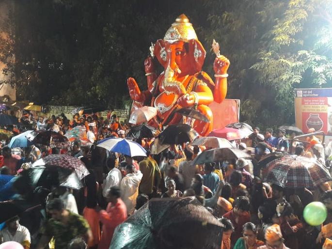 Ganesh immersion LIVE Ganesh immersion started across the maharashtra | Ganpati Visarjan 2019 LIVE Updates: 'पुढच्या वर्षी लवकर या' राज्यभरातून बाप्पांना निरोप Ganesh immersion LIVE Ganesh immersion started across the maharashtra | Ganpati Visarjan 2019 LIVE Updates: 'पुढच्या वर्षी लवकर या' राज्यभरातून बाप्पांना निरोप