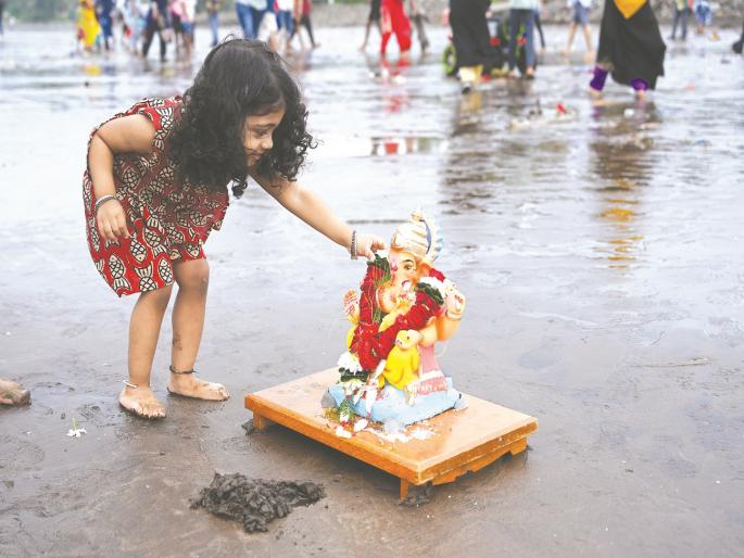 Farewell to 13841 Ganeshas for one and a half days in Ratnagiri district | पुढच्या वर्षी लवकर या!, रत्नागिरी जिल्ह्यात दीड दिवसाच्या १३,८४१ गणरायांना साश्रू नयनांनी निरोप Farewell to 13841 Ganeshas for one and a half days in Ratnagiri district | पुढच्या वर्षी लवकर या!, रत्नागिरी जिल्ह्यात दीड दिवसाच्या १३,८४१ गणरायांना साश्रू नयनांनी निरोप