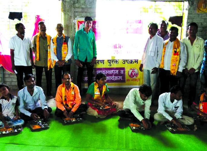 Vitthal Ganesh Mandal distributed pots and food to disable people | विठ्ठल गणेश मंडळाच्यावतीने दिव्यांगांना भांडी, फराळ वाटप Vitthal Ganesh Mandal distributed pots and food to disable people | विठ्ठल गणेश मंडळाच्यावतीने दिव्यांगांना भांडी, फराळ वाटप