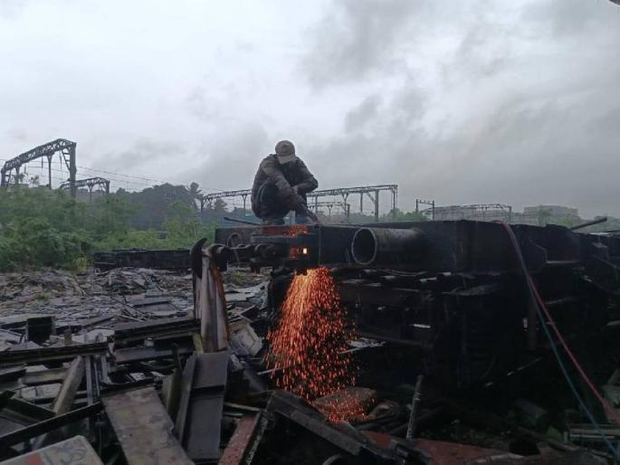 248 crores earned from scrap sale to Central Railway | मध्य रेल्वेला भंगार विक्रीतून २४८ कोटींची कमाई 248 crores earned from scrap sale to Central Railway | मध्य रेल्वेला भंगार विक्रीतून २४८ कोटींची कमाई